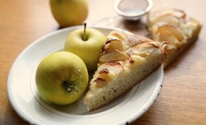Golden Delicious Apple Topped Sponge Cake Tart Recipe | Rustle Up